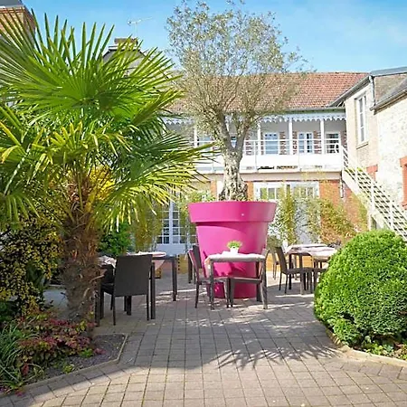 Logis Restaurant L'auberge Normande Hotel 2*